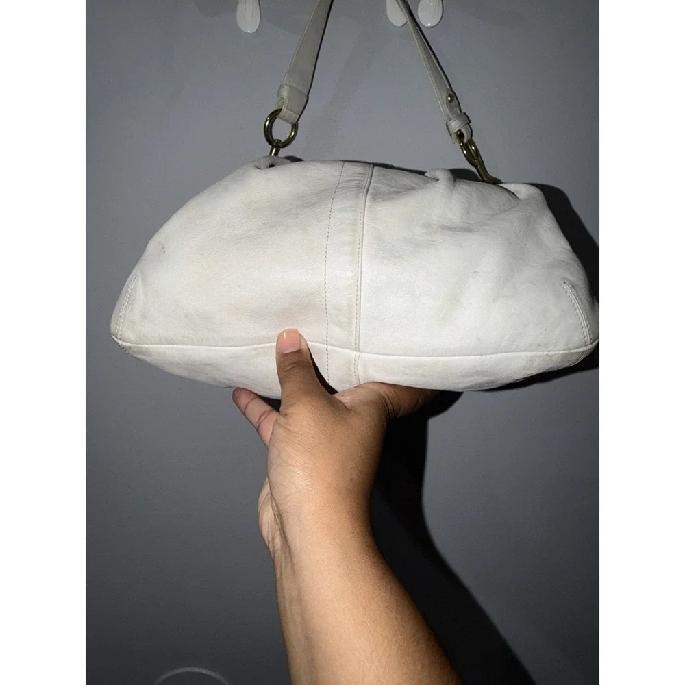COACH Hampton White, Hobo Bag With Gold Hardware Tone Purse Shoulder Bag‎ 8B15 F